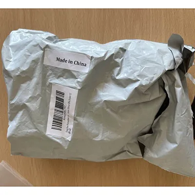 Breloc albastru de pluș în formă de iepure cu labe negre din piele și un inel metalic de culoare aurie. Produs vândut online, în special prin intermediul Amazon (ASIN: B0DM5C9786).