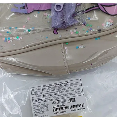 Rucsac cu o imprimare de personaje de animație Lilo și Stitch. Produs v&acirc;ndut online, &icirc;n special prin intermediul Temu (identificator de produs: 601100079730305). Data producției: 2025/02/06