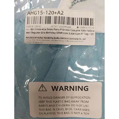 Costum fantezie-rochie constând dintr-o rochie de inspirație Cenușăreasa, un colier de plastic cu un pandantiv papuci, cercei de plastic, o tiara de plastic, o baghetă de plastic cu un fluture diamant fals, și un arc de tesatura pentru a atașa cu un ac de siguranță. Dimensiunea rochiei: 120 cm. Produs vândut online, în special prin intermediul AliExpress (identificator unic: 1005006306770833).