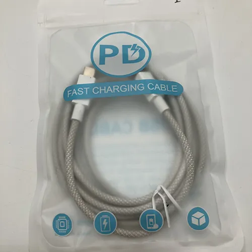 Cablu de date USB-C la USB-C de 100 W, cu o lungime de 2 metri.