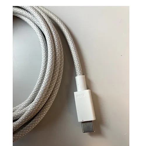 Cablu de date USB-C la USB-C de 100 W, cu o lungime de 2 metri.
