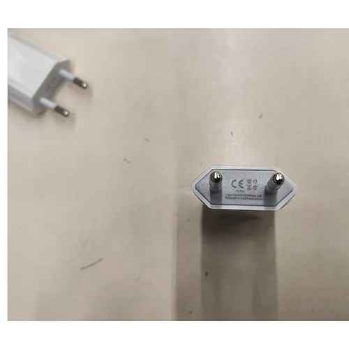 &Icirc;ncărcător USB alb cu o intrare de 100-240V, 50/60 Hz, 0.15A, și o ieșire de 5V, 2.4A.