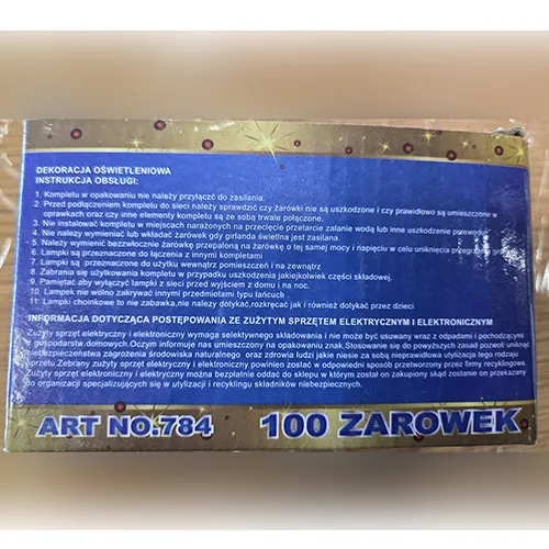 Lanț de iluminat cu 100 de lumini LED roșii. Tensiune de 230V, frecvență de 50Hz, putere de 7W.