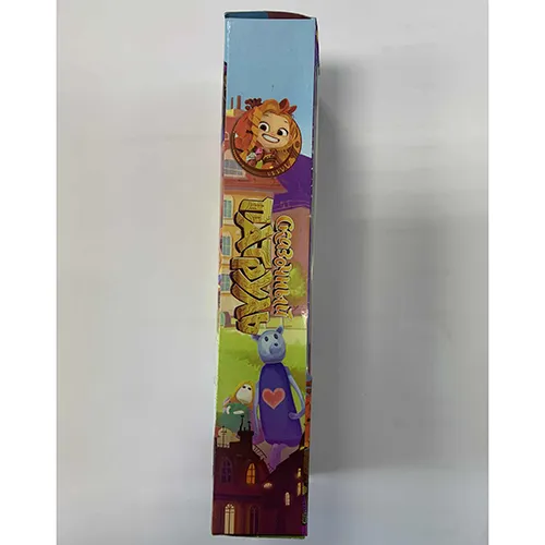 Papusa din plastic inspirata din seria animata Fairytale Patrol. Papusa este imbracata intr-o rochie roz si zmeura si are parul lung si inchis la culoare.