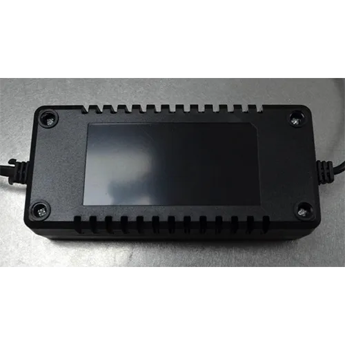 Lampă de podea cu priză de perete și sursă de alimentare. Produs v&acirc;ndut online, &icirc;n special prin intermediul Amazon (ASIN: B0DRYCQHJT).