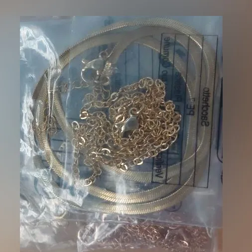 Set de șase coliere. Un colier metalic de culoare cupru cu un farmec imitație de piatră prețioasă. Un colier din metal auriu cu un farmec de imitație de piatră prețioasă. Un lanț metalic auriu, simplu. Un lanț de legătură plat de aur. Un colier din metal auriu cu un farmec de inimă. Produs v&acirc;ndut online, &icirc;n special prin intermediul Temu.