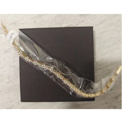 Bratara din metal auriu cu strasuri. Produs v&acirc;ndut online, &icirc;n special prin intermediul AliExpress (identificator unic: 1005007161804011).