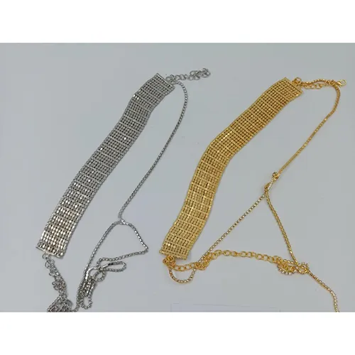 Colier choker multi-strand de culoare argintie cu strasuri. Produs v&acirc;ndut online, &icirc;n special prin intermediul HobbyHall.fi.