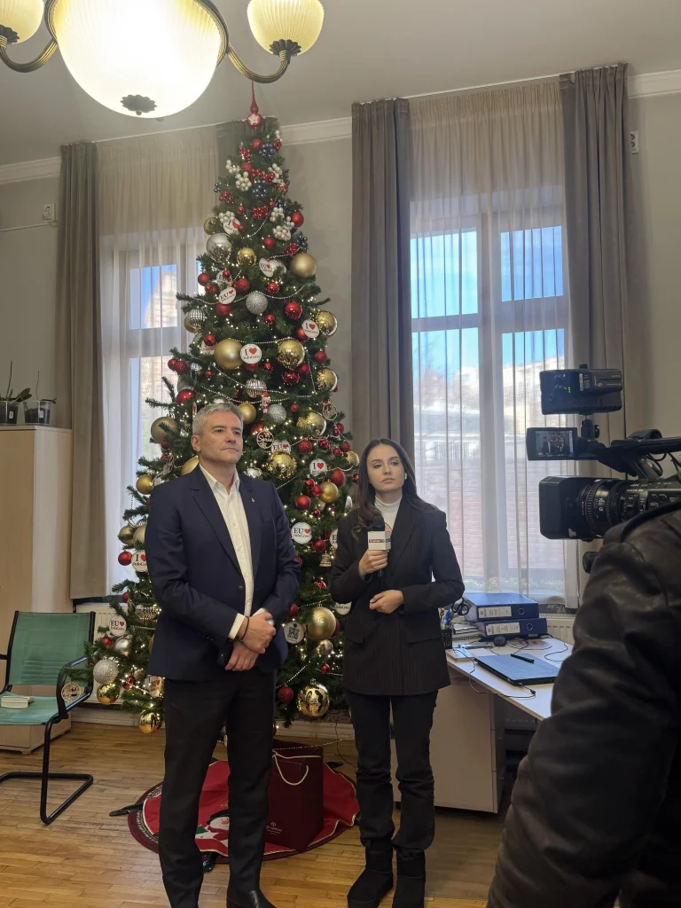 Sorin Mierlea , Președintele InfoCons Protecția Consumatorului , a acordat un interviu pentru România TV despre sfaturi utile la achiziția bradului de Crăciun