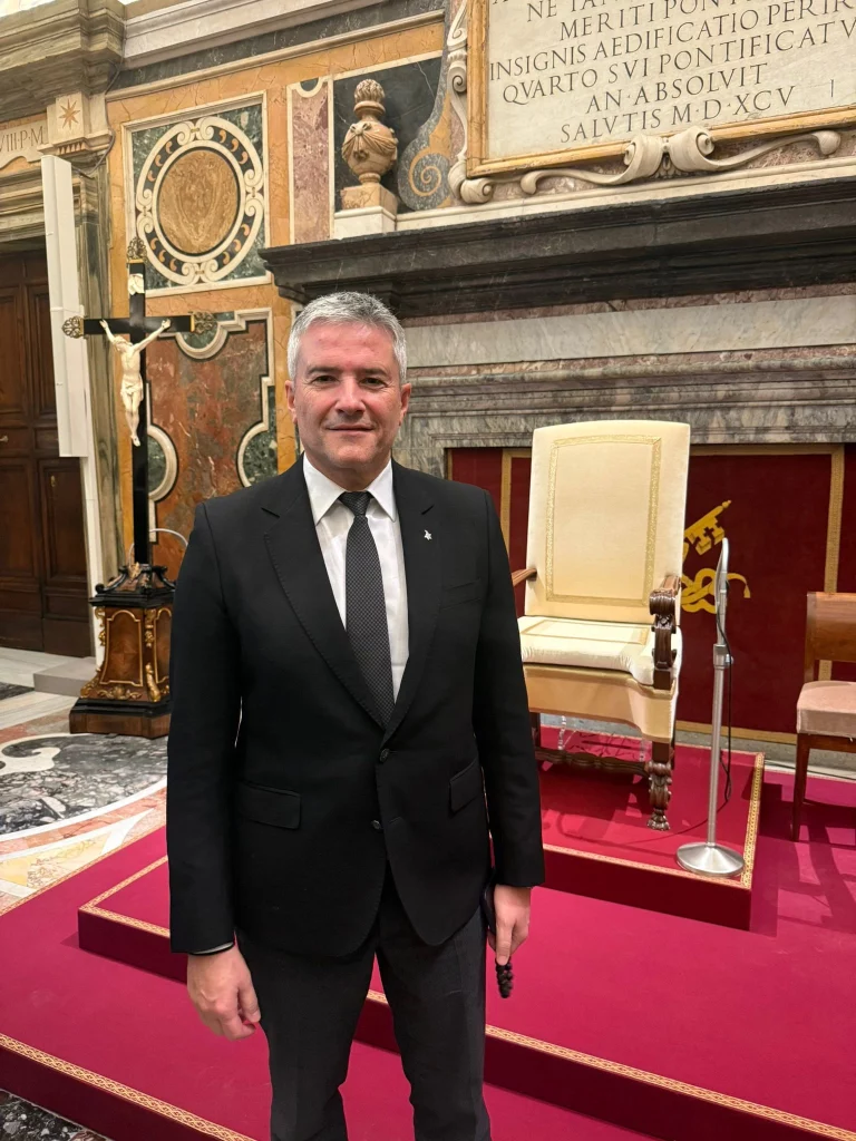 Întâlnire oficială între Sorin Mierlea , Președintele InfoCons Protecția Consumatorului , și Sanctitatea Sa Papa Leon al XIV-lea , cu ocazia sărbătorilor de iarnă