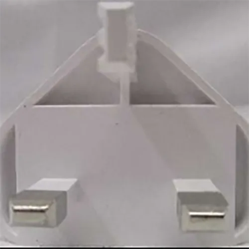 Adaptor alb cu 3 pini.