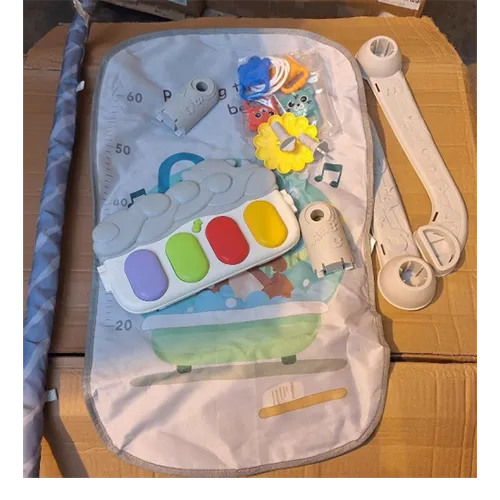 Covorașe de joacă pentru copii care conțin mai multe butoane și alte accesorii de stimulare.