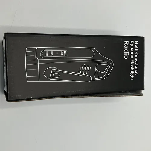 Radio de urgență realizat din carcasă din plastic dur, prevăzut cu o curea de &icirc;ncheietură textilă. Produs v&acirc;ndut online, &icirc;n special prin intermediul www.tacticalstore.se.