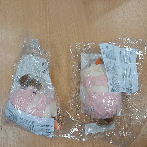 Breloc cu o jucărie moale &icirc;n formă de tort de ziua de naștere cu ochi de plastic și o &icirc;ncuietoare metalică aurie. Produs v&acirc;ndut online, &icirc;n special prin intermediul TikTok.