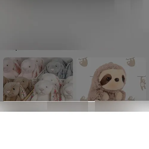 Breloc cu o jucărie moale &icirc;n formă de tort de ziua de naștere cu ochi de plastic și o &icirc;ncuietoare metalică aurie. Produs v&acirc;ndut online, &icirc;n special prin intermediul TikTok.