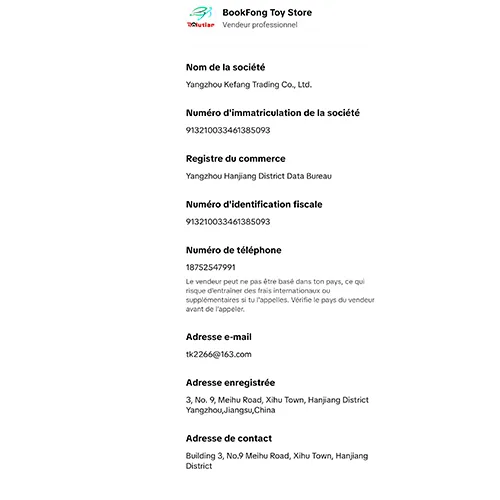 Breloc cu o jucărie moale &icirc;n formă de tort de ziua de naștere cu ochi de plastic și o &icirc;ncuietoare metalică aurie. Produs v&acirc;ndut online, &icirc;n special prin intermediul TikTok.