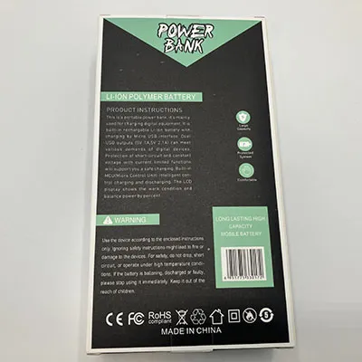 Powerbank negru, de aproximativ 25 cm lungime, cu un panou solar, ecran LCD și patru cabluri de &icirc;ncărcare &icirc;ncorporate și ieșiri USB duble. Produs v&acirc;ndut online, &icirc;n special prin intermediul ovbutiken.se.