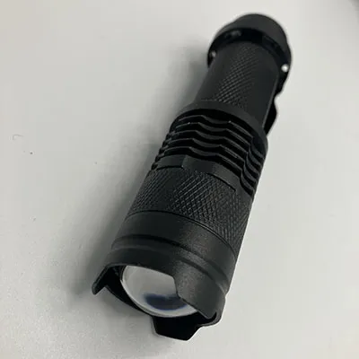 Cutie neagră din plastic, de aproximativ 35 cm x 15 cm, care conține un sortiment de accesorii de pregătire, de exemplu o lanternă mică, o pătură de urgență și un instrument multiplu. Produs v&acirc;ndut online, &icirc;n special prin intermediul teknikproffset.se.