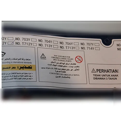 Pistol de apă de jucărie și rucsac cu un recipient de apă din plastic &icirc;n formă de girafă rotundă. Are o gaură &icirc;n partea de sus și un conector cu șurub &icirc;n partea de jos. Produs v&acirc;ndut online, &icirc;n special prin intermediul Alibaba și Frugoo.