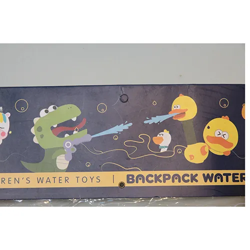 Pistol de apă de jucărie și rucsac cu un recipient de apă din plastic &icirc;n formă de girafă rotundă. Are o gaură &icirc;n partea de sus și un conector cu șurub &icirc;n partea de jos. Produs v&acirc;ndut online, &icirc;n special prin intermediul Alibaba și Frugoo.