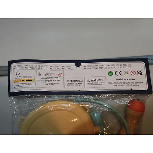 Pistol de apă de jucărie și rucsac cu un recipient de apă din plastic &icirc;n formă de girafă rotundă. Are o gaură &icirc;n partea de sus și un conector cu șurub &icirc;n partea de jos. Produs v&acirc;ndut online, &icirc;n special prin intermediul Alibaba și Frugoo.
