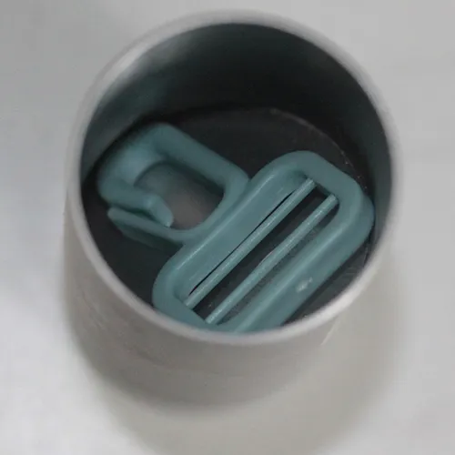 Pistol de apă de jucărie și rucsac cu un recipient de apă din plastic &icirc;n formă de girafă rotundă. Are o gaură &icirc;n partea de sus și un conector cu șurub &icirc;n partea de jos. Produs v&acirc;ndut online, &icirc;n special prin intermediul Alibaba și Frugoo.