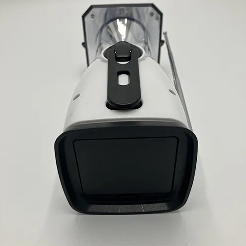 Lampă de camping cu 8 LED-uri gri, cu radio FM, cu o înălțime de aproximativ 25 cm. Alimentat prin manivelă, panou solar sau baterii AA. Produs vândut online, în special prin intermediul teknikproffset.se.