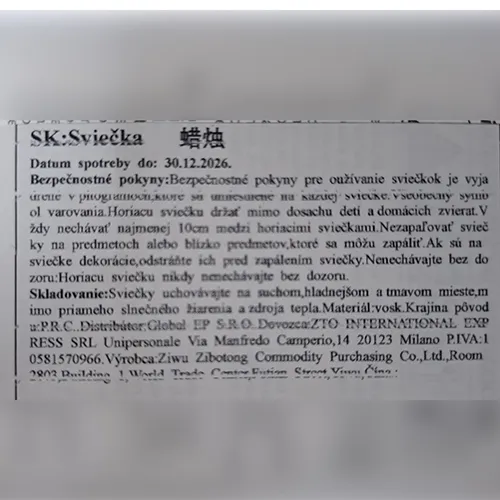 Set de lumânări în patru culori diferite. Lumânările sunt ambalate într-o pungă de plastic de 10 bucăți, fiecare cu un suport de lumânare din plastic.