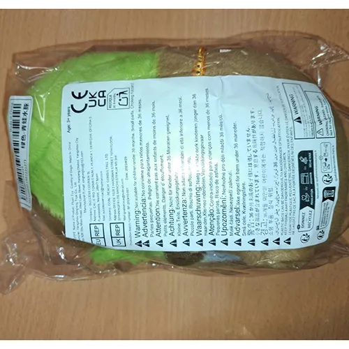 Jucărie de pluș maro și verde &icirc;n formă de capibara purt&acirc;nd un capac de cap de broască și o mască detașabilă de broască. Produs v&acirc;ndut online, &icirc;n special prin intermediul Shein (identificator unic: sl25060321981221271).