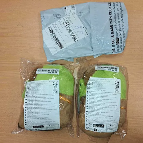 Jucărie de pluș maro și verde &icirc;n formă de capibara purt&acirc;nd un capac de cap de broască și o mască detașabilă de broască. Produs v&acirc;ndut online, &icirc;n special prin intermediul Shein (identificator unic: sl25060321981221271).