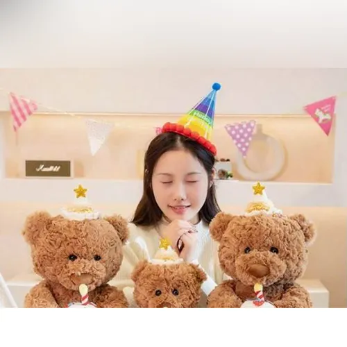 Jucărie moale, &icirc;n formă de ursuleț de pluș maro, cu o pălărie de ziua de naștere care ține un tort &icirc;n m&acirc;ini. Produs v&acirc;ndut online, &icirc;n special prin intermediul Shein.