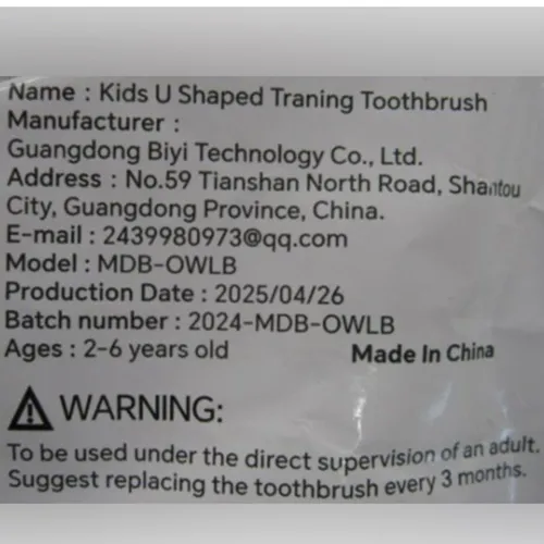 Periuță de dinți &icirc;n formă de U / jucărie de dentiție cu m&acirc;ner roz și autocolant de bufniță pentru periajul dinților și masajul gingiilor. Datorită valorii sale adăugate de joc (caracter animal) și ușurinței de manipulare, este recunoscut &icirc;n plus ca o jucărie potrivită pentru copiii sub 36 de luni. Produs v&acirc;ndut online, &icirc;n special prin intermediul Temu.