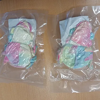 Jucărie moale sub formă de axolotl, cu ochi negri din plastic. Produs v&acirc;ndut online, &icirc;n special prin intermediul TikTok.