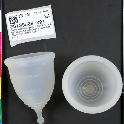 Ceașcă menstruală din silicon alb translucid. Produs v&acirc;ndut online, &icirc;n special prin intermediul Temu (identificator unic de produs: 601100165351839).