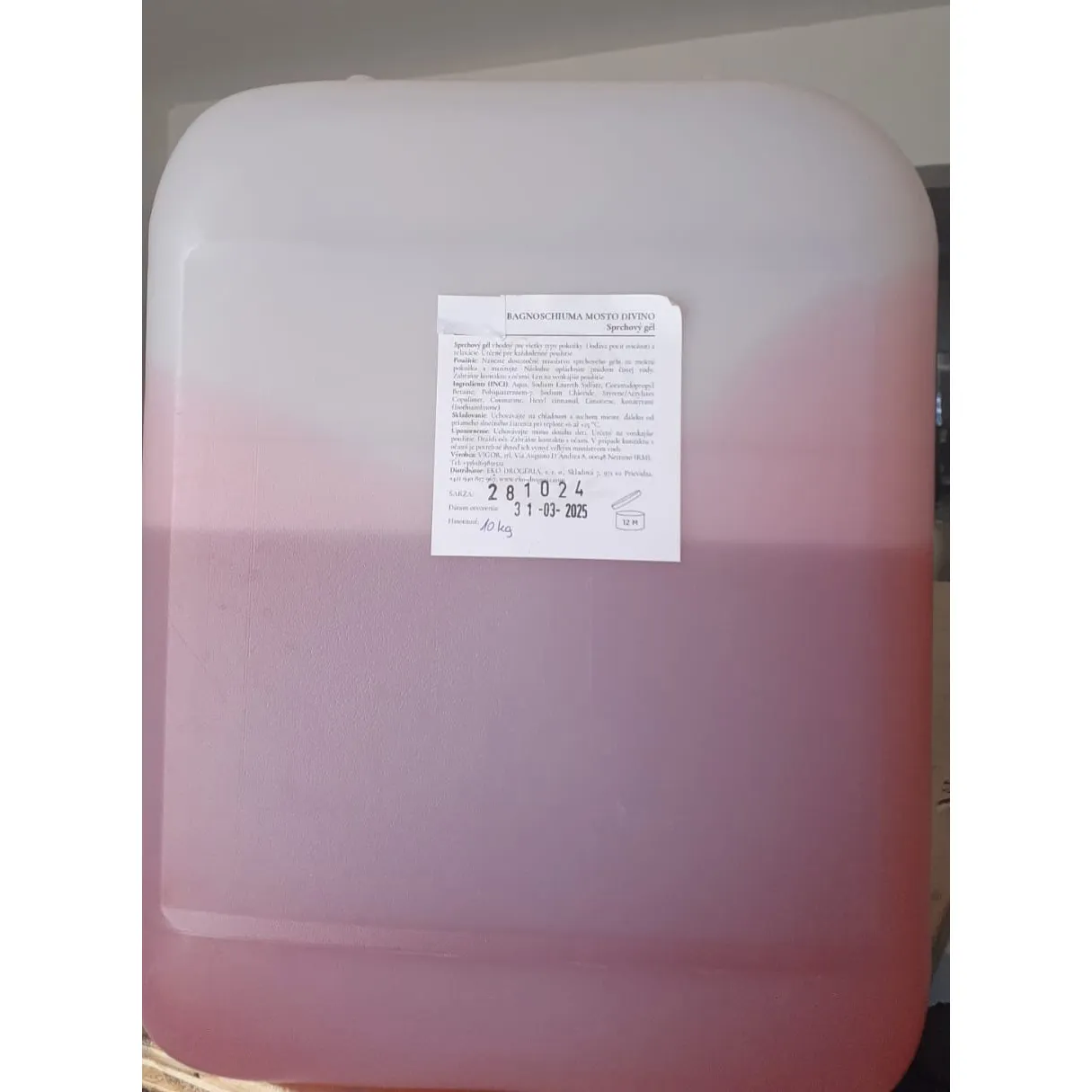 Două tipuri de geluri de duș, 25 kg, și Bagnoschiuma Mosto Divino, 10 kg, &icirc;n canistră vrac.