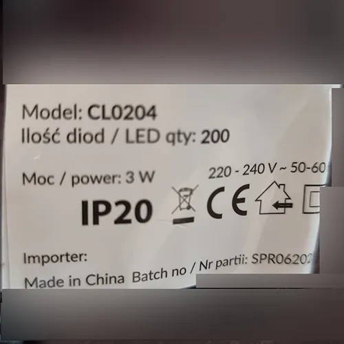 Lanț de iluminat cu șiruri cu 200 de lumini LED ne&icirc;nlocuibile, tensiune nominală 220-240 V, putere nominală 3 W, promovată ca av&acirc;nd clasa de siguranță II.