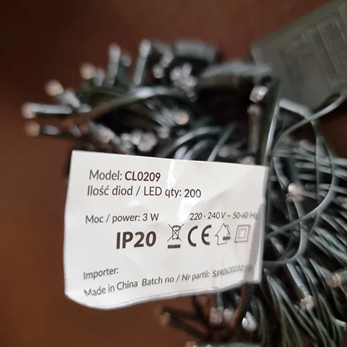 Lanț de iluminat cu șiruri cu 200 de lumini LED ne&icirc;nlocuibile, tensiune nominală 220-240 V, putere nominală 3 W, promovată ca av&acirc;nd clasa de siguranță II.