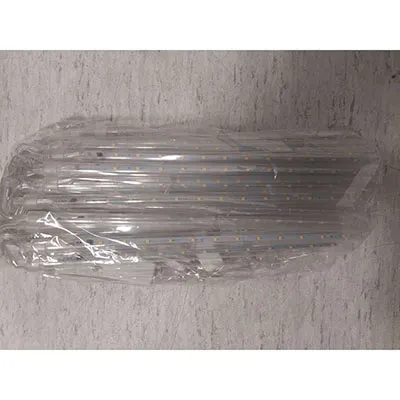 Lanț de iluminat format din opt tuburi de lumină cu LED-uri. Produs v&acirc;ndut online, &icirc;n special prin intermediul AliExpress (identificator unic de produs: 1005007168031947).