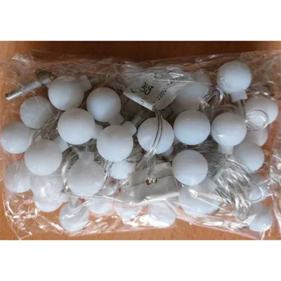 Lanț de iluminat cu 40 de lumini LED. Produs v&acirc;ndut online, &icirc;n special prin intermediul Shein (identificator unic: sj25032132433374416).