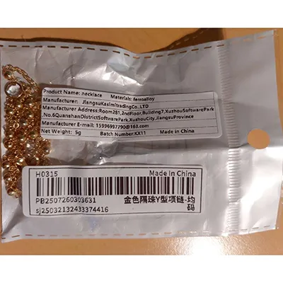 Colier metalic de culoare aurie cu margele metalice decorative și pietre. Produs vândut online, în special prin intermediul Shein (identificator unic: sj25032132433374416).