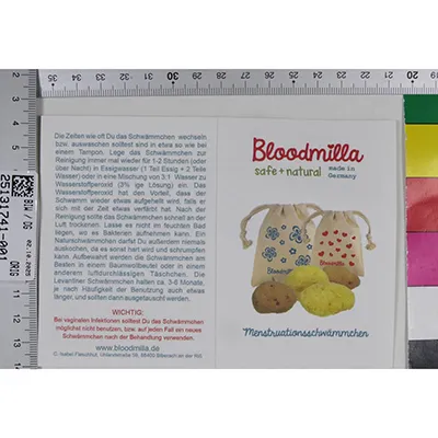 Șase bureți naturali maro de diferite forme, destinați utilizării menstruale. Produs vândut online, în special prin intermediul www.bloodmilla.de.
