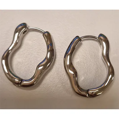 Cercei de culoare argintie. Produs vândut online, în special prin intermediul AliExpress.