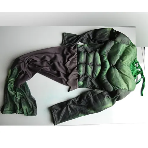 Costum Fancy-dress &icirc;n verde reprezent&acirc;nd Hulk, compus dintr-un costum dintr-o singură bucată cu trunchi căptușit și biceps și o mască rigidă din plastic cu o bandă elastică. Produs v&acirc;ndut online, &icirc;n special prin intermediul AliExpress (identificator unic de produs: 1005008419344706).