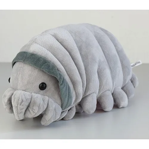 Figurină de pluș gri în formă de animal cu acoperire de pluș roz pe burtă.