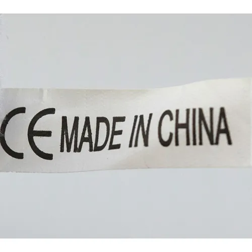 Figurină de pluș gri în formă de animal cu acoperire de pluș roz pe burtă.