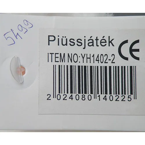 Jucărie albă de pluș &icirc;n formă de urs cu guler roșu &icirc;mp&acirc;nzit cu știfturi &icirc;n formă de os.