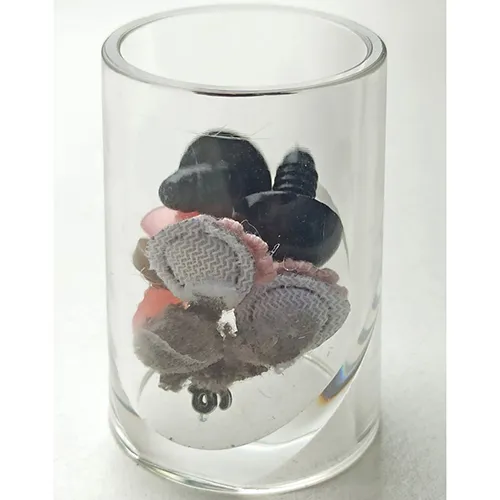 Jucărie panda de pluș alb-negru cu o panglică roz &icirc;n jurul g&acirc;tului.