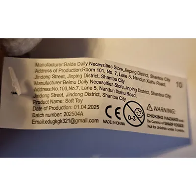 Jucărie moale &icirc;n formă de capybara cu o eșarfă, o pălărie de Crăciun și un breloc. Produs v&acirc;ndut online, &icirc;n special prin intermediul SHEIN (Identificator unic: sl25090928921762626).