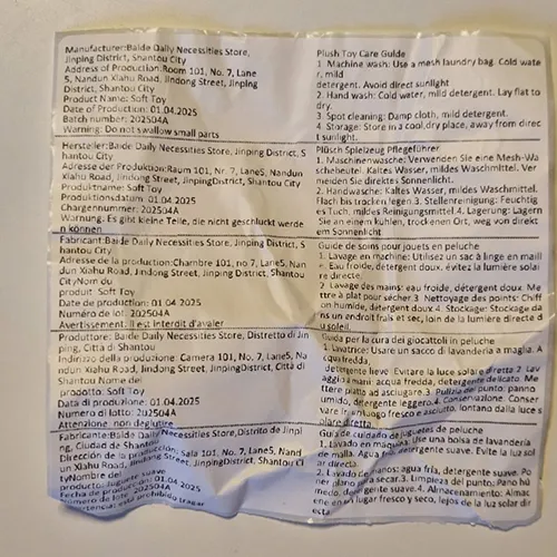Jucărie moale &icirc;n formă de capybara cu o eșarfă, o pălărie de Crăciun și un breloc. Produs v&acirc;ndut online, &icirc;n special prin intermediul SHEIN (Identificator unic: sl25090928921762626).