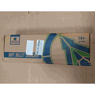 Pistol de aer de jucărie din plastic &icirc;n alb, albastru și negru, cu o pereche de ochelari, o țintă din carton, patru scoici și zece gloanțe de spumă gri cu cupe de aspirație albastre. Produs v&acirc;ndut online, &icirc;n special prin intermediul AliExpress (identificator unic de produs: 1005009914110938).